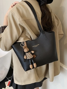 Sac cabas vintage en cuir noir avec breloque lapin pour le transport quotidien