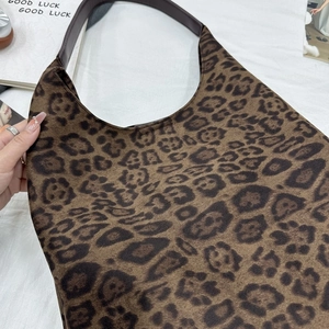 Détail d'un sac seau à imprimé léopard en fausse fourrure douce pour femme