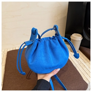 Detail der blauen Wildleder-Beuteltasche mit Kordelzug und weichem Plissee-Design