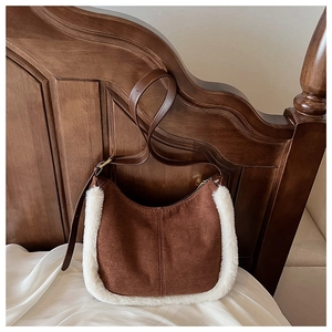 Dettaglio della borsa hobo in pelle scamosciata con bordo in ecopelliccia bianca