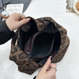 Vue de dessus du sac cabas en daim léopard montrant le fermoir magnétique et la poche interne
