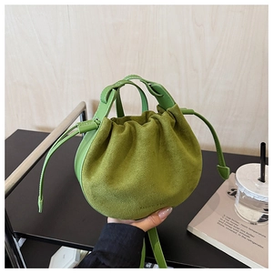 Detail der grünen Tunnelzug-Beuteltasche mit Mix aus Glattleder und Wildleder