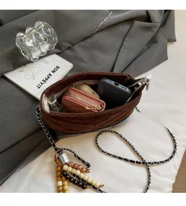 Vue intérieure du sac en daim marron montrant l'espace pour téléphone et portefeuille