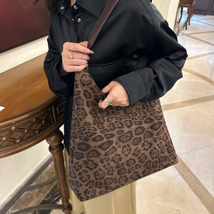 Détail du sac cabas en suédine imprimé léopard avec anse en cuir marron de qualité