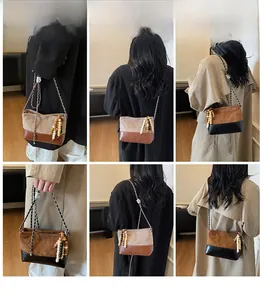 Détails de sacs à chaîne bicolores avec glands en perles de bois et texture cuir