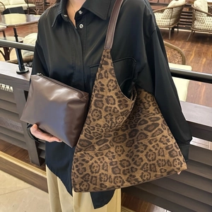 Détail du sac seau en daim à motif léopard avec pochette intérieure marron assortie