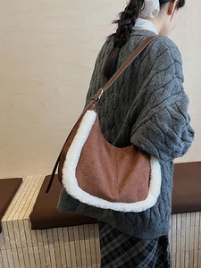 Borsa sottobraccio in pelle scamosciata marrone con bordo in ecopelliccia bianca e tracolla