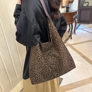 Détail du sac cabas léopard avec poignées en cuir de qualité et texture du tissu