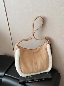 Elegante borsa sottobraccio in camoscio cammello con bordo in finta pelliccia bianca