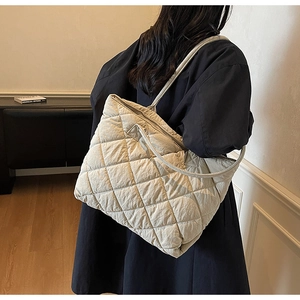 Sac cabas matelassé blanc crème montrant sa grande capacité et sa texture en nylon doux