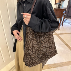 Vue détaillée du grand sac seau à imprimé léopard avec bandoulière en cuir marron