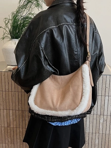 Borsa a spalla da donna in pelle scamosciata con finiture in pelliccia sintetica per l'inverno