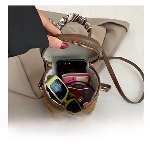 Detail der Innenkapazität der braunen Beuteltasche mit Tuch am Griff für Zubehör