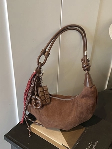 Sac Hobo Croissant en Faux Daim Vintage pour Femmes Bandoulière Nouée Sac à Bandoulière avec Pendentifs Chocolat Bretzel Rétro