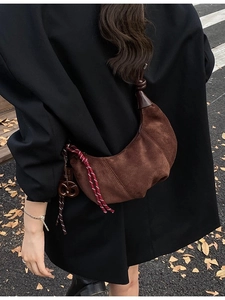 Sac demi-lune en daim marron avec bandoulière en corde et breloque bretzel rétro