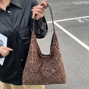 Détail du sac hobo à imprimé léopard montrant la texture et la fine bandoulière en cuir