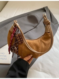 Sac croissant en daim marron avec pendentif chocolat et détails de nœuds élégants