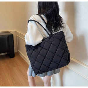 Détail du grand sac cabas matelassé noir avec surpiqûres losanges et fines lanières