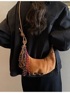 Sac croissant en daim marron vintage avec pendentifs chocolat portés par modèle