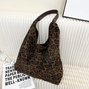 Détail du sac hobo à imprimé léopard avec texture en daim de haute qualité et sangle