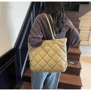 Vue détaillée du grand sac cabas matelassé vert olive avec texture à carreaux losanges
