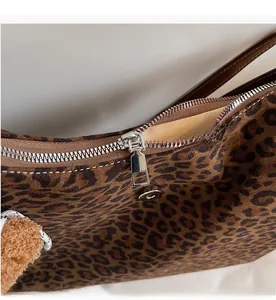 Détail de la fermeture éclair fluide et du motif léopard sur le sac fourre-tout