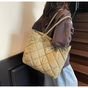 Détail du grand sac cabas matelassé avec motif en losange et texture rembourrée
