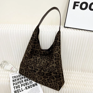 Gros plan du sac seau léopard avec texture en daim de qualité et bandoulière en cuir brun