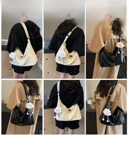 Détail du grand sac cabas en cuir avec large bandoulière et pendentif en peluche