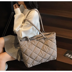 Détail du grand sac cabas gris matelassé avec une grande capacité de rangement
