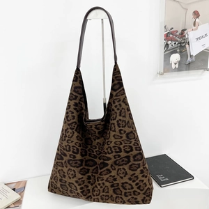 Vue détaillée du sac cabas en daim à imprimé léopard avec bandoulière en cuir