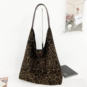 Détail du sac hobo à imprimé léopard avec des poignées en cuir marron foncé