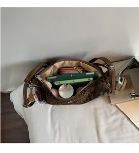 Vue de dessus d'un grand cabas léopard montrant l'espace intérieur pour tablette et objets