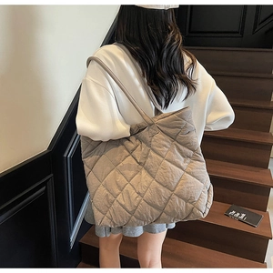 Vue détaillée du dos d'un grand sac cabas gris matelassé avec surpiqûres en losanges