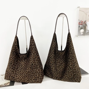 Vue détaillée du grand sac seau en daim à motif léopard avec bandoulière en cuir
