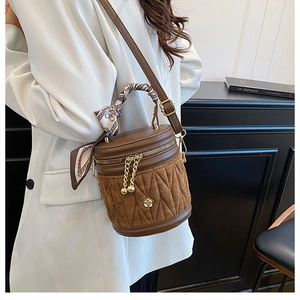 Detail der Vintage Beuteltasche mit gestepptem Wildleder, Seidentuchgriff und Golddeko