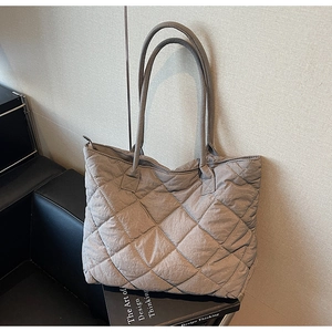 Détail du sac cabas matelassé gris avec grand motif de losanges et fermeture éclair