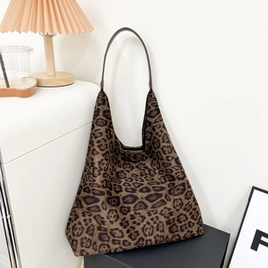 Détail du grand sac cabas hobo à motif léopard avec bandoulière en cuir marron et style cosy