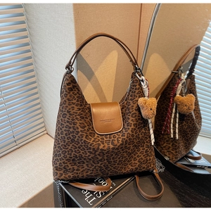 Détail du sac cabas léopard avec rabat en cuir et charmant petit ours en peluche doux