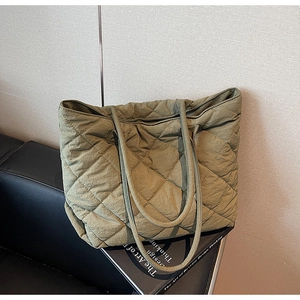 Vue détaillée du motif matelassé en losange et du grand sac cabas vert olive