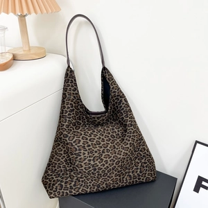 Détail d'un grand sac fourre-tout en daim à motif léopard dans un décor d'intérieur