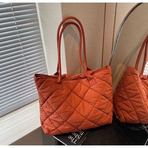 Détail du sac cabas matelassé orange avec motif à losanges et fines bandoulières