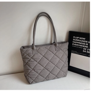 Détail du grand sac cabas gris matelassé avec surpiqûres losanges et longues anses