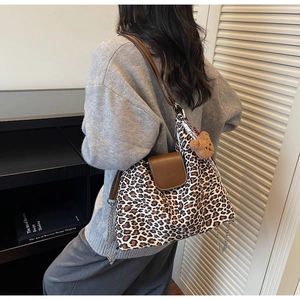 Grand sac fourre-tout à motif léopard avec lanières en cuir et breloque ourson