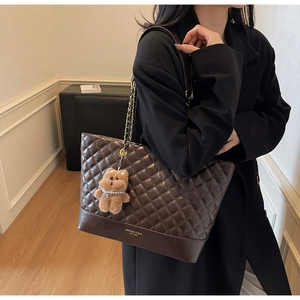 Sac cabas matelassé marron avec bandoulière chaîne et breloque ours en intérieur chic