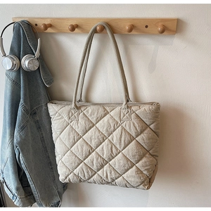 Détail du grand sac cabas matelassé kaki clair avec motif à losanges sur cintre