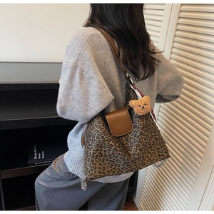 Vue détaillée du grand sac cabas imprimé léopard avec bandoulières et bijou d'ours