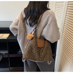 Détail du sac cabas léopard avec rabat en cuir et charmant porte-clés ours en peluche