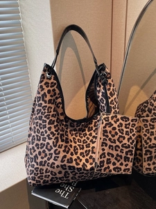 Retro leopard print tote bag with small matching pouch for women, daily commuter style