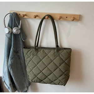 Vue détaillée du grand sac cabas matelassé vert olive dans un décor de style de vie